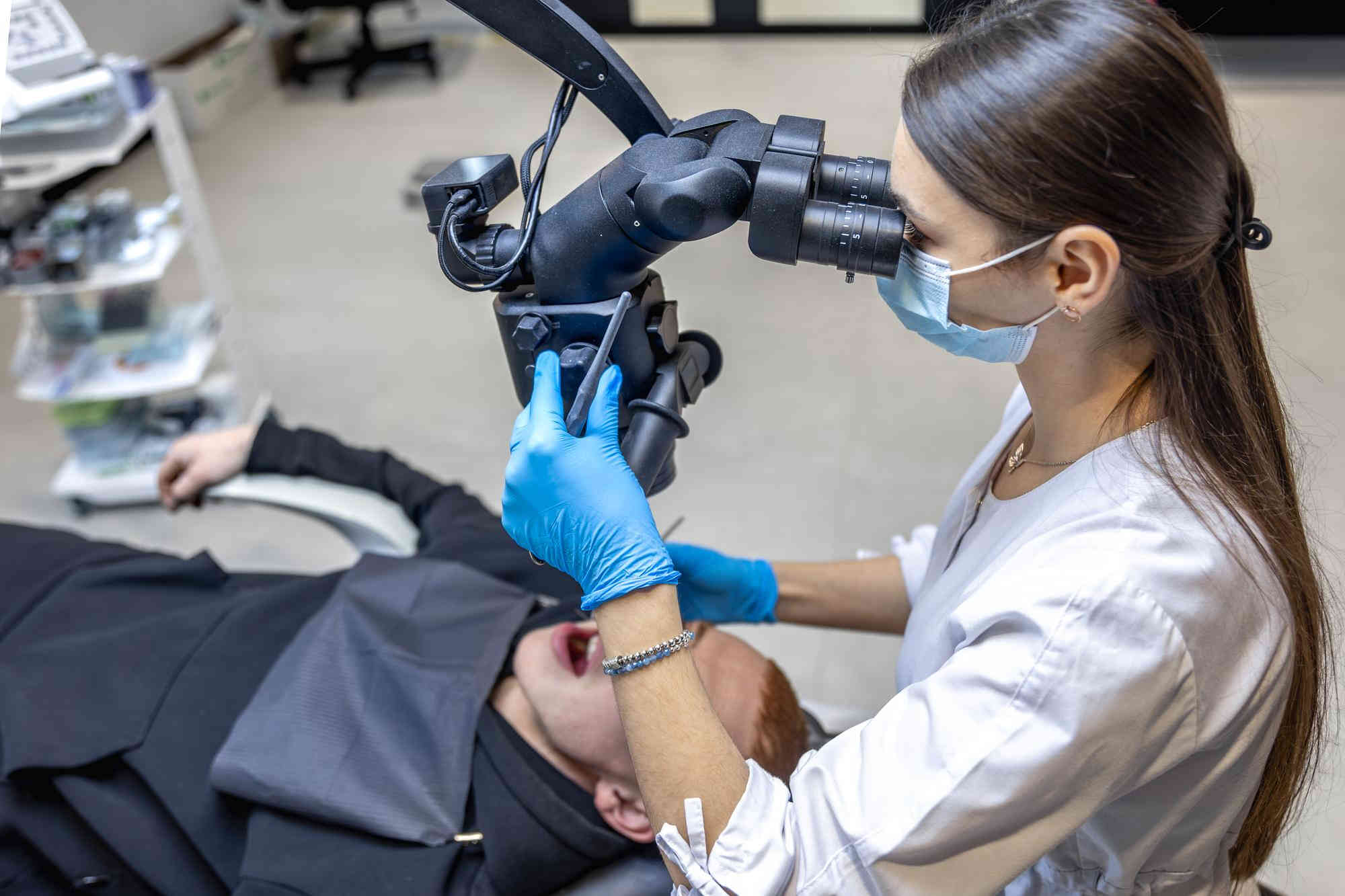 Stomatolog przeprowadza leczenie kanałowe zębów pod mikroskopem